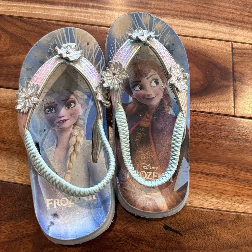 Frozen light up thong sandals flip flops size 3.  Flowers light up when walk.
